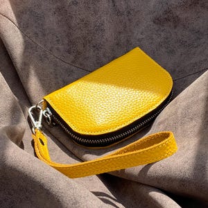Cartera de cuero repujado hecha a mano, monedero de cuero suave y brillante, billetera amarilla de bolsillo con cremallera, mini billetera con ranuras para tarjetas y correa para la muñeca.