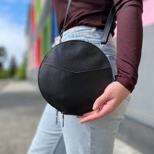 Bolso bandolera de piel artesanal con cremallera, bolso circular de piel, cartera redonda, bolso de noche de piel para iPhone, bolso de mano con ranuras para tarjetas de hombro.