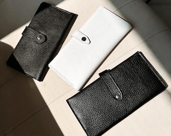 Portafoglio lungo a due ante in pelle martellata con protezione RFID: scomparto sottile per banconote con nome in rilievo e tasca con cerniera per monete.