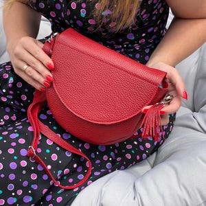 Handgefertigte Prägung Leder Kleine Umhängetasche, Hand Free Mini Ledertasche, Rot Halbmond Schulter Sac, kleine Crossbody Halbmond Ledertasche
