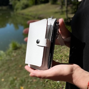 リストストラップ付きのソフトレザー製小型ウォレット、レザーポケットのコイン＆カードホルダー、レザースリムポーチ、リストストラップ付きのミニパーソナライズ財布