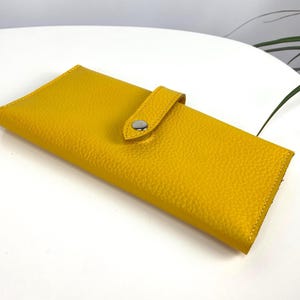 Cartera plegable personalizada de cuero suave, delgada y larga, con ranuras para tarjetas, bolso de mano de cuero para mujer, dos compartimentos para efectivo y tarjetas.