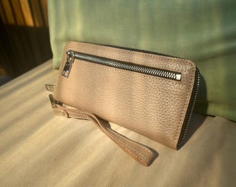 Portafoglio a pochette in pelle martellata con protezione RFID e cinturino da polso, porta cellulare con cerniera, personalizzabile con nome.