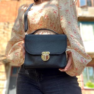 Handgefertigte Lederhandtasche mit Griff oben, weiche Ledertasche mit Schulterklappe, Mini-Schultertasche aus Leder, Umhängetasche mit Griff oben