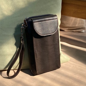 Cartera de viaje de cuero marrón con cremallera, compartimento para teléfono y correa para la muñeca. Bolso de viaje artesanal pequeño. Monedero con ranuras para tarjetas en la muñeca.