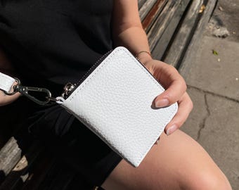 Mini portafoglio artigianale in pelle martellata con cerniera e cinturino da polso, piccolo porta carte con protezione RFID.