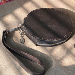 Portafoglio in morbida pelle con cerniera e cinturino da polso, portamonete rotondo tascabile, portafoglio rotondo fatto a mano, porta carte in pelle rotondo da portare in vita