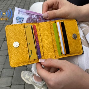 Damenleder RFID-blockierende Mini-Geldbörse, kleine zweifach gefaltete geprägte Brieftaschen, gelbe lederne Münzenbrieftasche, personalisierte handgemachte Kreditkartenbrieftasche
