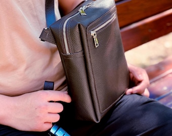 Borsa a tracolla in pelle da uomo: pelle bovina martellata, borsa a spalla personalizzabile con tasca per cellulare