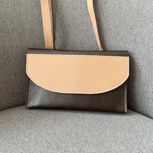 Cartera de viaje para iPhone, hecha a mano, de cuero, tipo bandolera, pequeña cartera de hombro de cuero con ranuras para tarjetas, cartera de mano con cremallera y bolsillo tipo mariposa.