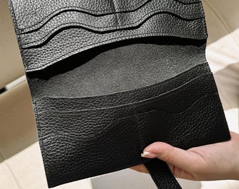 Portafoglio bifold personalizzato in morbida pelle martellata: pochette sottile e lunga fatta a mano, con nome in rilievo, porta banconote