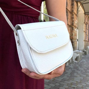 Personalisierte minimalistische Umhängetasche aus echtem Leder, kleine Handtasche aus Leder mit verstellbarem Riemen, handgefertigte kleine Handtasche aus weichem Leder