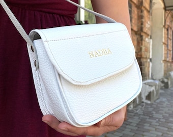 Piccola borsa a tracolla personalizzata in pelle martellata: borsa a tracolla fatta a mano e nome in lamina d'oro o d'argento
