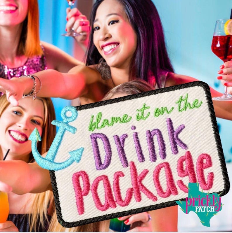 Puede incluir: Parche bordado con el texto "blame it on the Drink Package" en verde, morado y rosa. Tambi&eacute;n presenta un ancla turquesa y un logotipo con forma de Texas. El parche es rectangular con un borde negro.