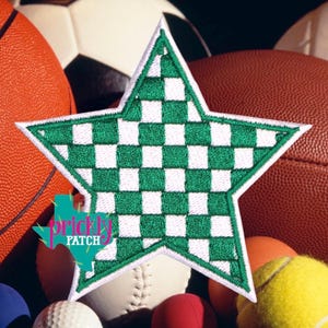Puede incluir: Un parche bordado en forma de estrella con un patrón de cuadros verdes y blancos y un borde blanco. El parche muestra un logotipo de color verde azulado en la esquina inferior izquierda con la forma del estado de Texas y el texto Prickly Patch.