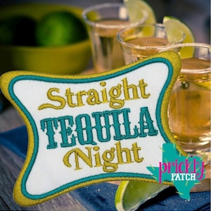 Può includere: Toppa ricamata bianca con le parole "Straight TEQUILA Night" in lettere oro e verde acqua. La toppa ha un bordo verde acqua e oro. Lo sfondo include shot di tequila, lime e una ciotola di lime.