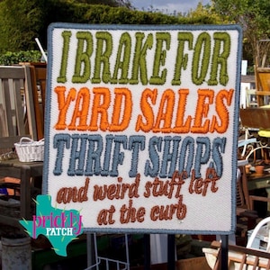 Może przedstawiać: Haftowana naszywka z napisem "I Brake For Yard Sales Thrift Shops and weird stuff left at the curb." Naszywka ma białe tło z zielonymi, pomarańczowymi, niebieskimi i brązowymi literami. Logo w kształcie Teksasu znajduje się w lewym dolnym rogu.