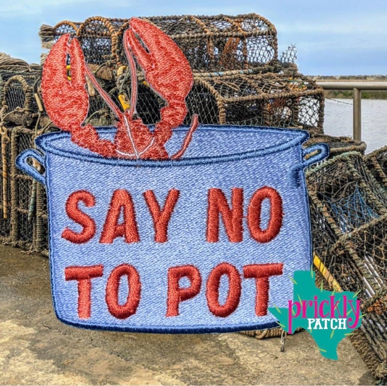 K&ouml;nnte beinhalten: Ein blauer Aufn&auml;her mit dem roten Text "SAY NO TO POT", der einen roten Hummer zeigt, der aus einem blauen Topf kommt. Der Aufn&auml;her hat ein t&uuml;rkis-gr&uuml;nes Logo in der unteren rechten Ecke, vor dem Hintergrund von Hummerfallen.