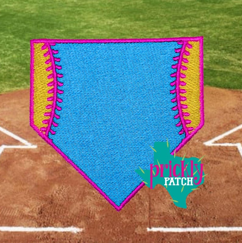 Op de afbeelding: Geborduurde honkbal home plate patch met een blauw midden, omlijnd in felroze en gele stiksels. De patch heeft een gestructureerde textuur en een logo van een cactus met de woorden "prickly patch".