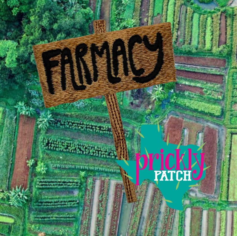 K&ouml;nnte beinhalten: Luftaufnahme eines Bauernhofs mit verschiedenen Feldfr&uuml;chten. Ein Holzschild mit dem Wort "FARMACY" in schwarzer Schrift befindet sich im Vordergrund. Das Schild wird von einem braunen Holzpfosten gehalten. Das Prickly Patch-Logo befindet sich unten rechts.