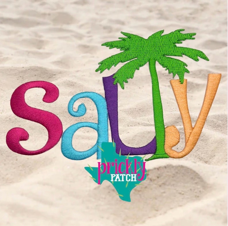 Pu&ograve; includere: Design ricamato con la parola "Salty" in rosa, blu, viola e arancione, con una palma verde e un logo a forma di Texas turchese con la scritta "Prickly Patch" su uno sfondo sabbioso.