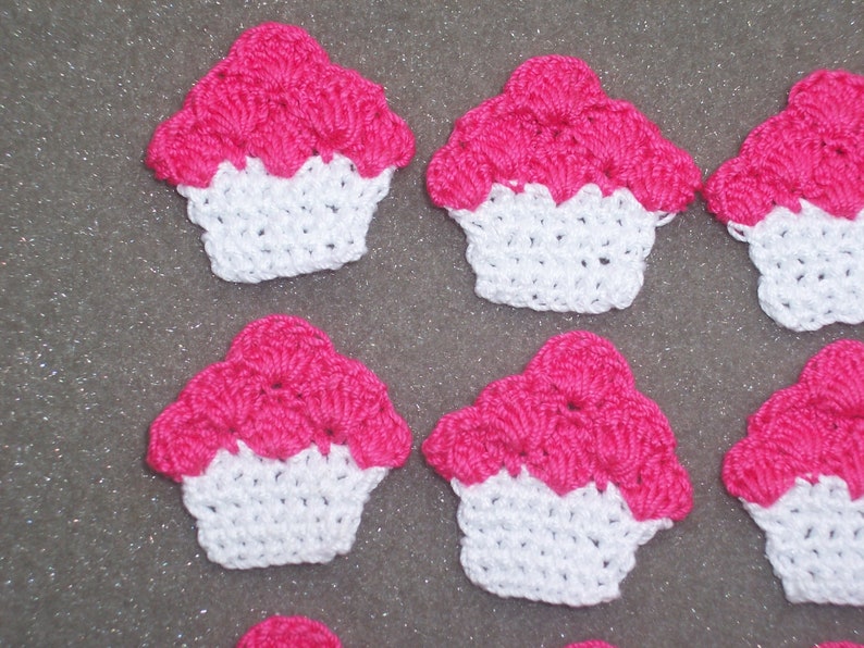 12 pink crochet applique cupcakes with white frosting 2881 Bild 1