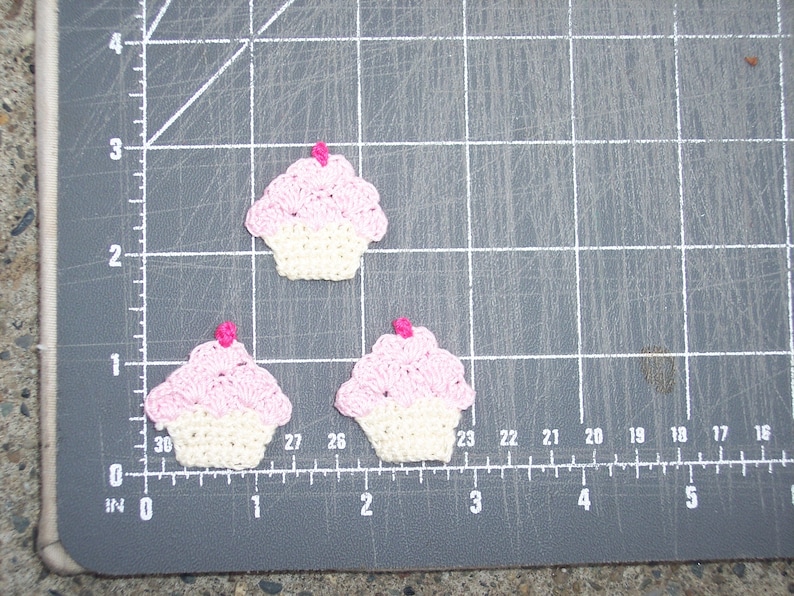 12 cotton thread crochet applique cupcakes with pink frosting 3329 image 3