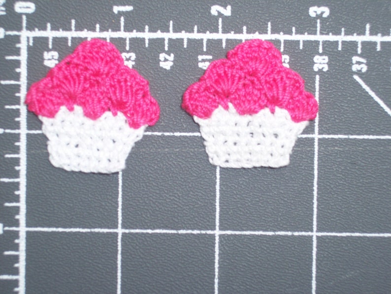 12 pink crochet applique cupcakes with white frosting 2881 Bild 2