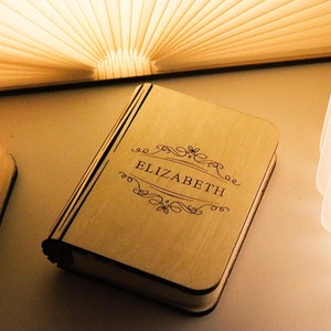 Lampada da libro con copertina personalizzata, lampada pieghevole a forma di libro personalizzata, lampada colorata unica, lampada colorata unica, regalo di inaugurazione della casa, regalo di Natale