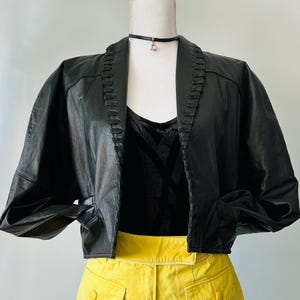 Vintage schwarze, offene, kurze Damen-Lederjacke, Größe M
