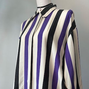Camisa vintage oversized com listras verticais, tamanho M.