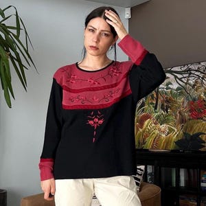 Vintage jaren 80 dameswolmix zwart en rood colourblock-sweater met bloemenborduursel, L'Eimpreinte, gemaakt in Frankrijk, maat L / oversized