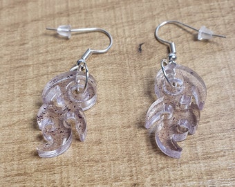 Boucles d'oreilles transparentes avec des éclats de violet