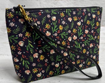 Daisies Floral - Black - Clutch - Cotton - Zipper Pouch - Wristlet - MCM - Spring - Summer Bag - Flowers - Boho - Country