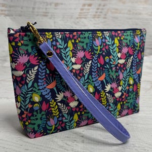 スプリングガーデン - ブルー - クラッチ - コットン - ジッパーポーチ - リストレット - MCM - 花柄 - 春 - 夏バッグ - 花 - ボヘミアン - カントリー