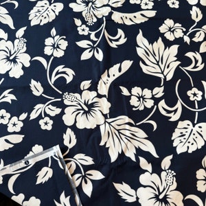 Hawaiian Fabrics - 78 - Hibiscus - Plumeria - Marineblauw - Wit - Quiltkatoen - Aloha - Hawaiiaanse print - Tropisch - Frangipani