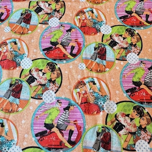 Puede incluir: Tela estampada con ilustraciones retro en marcos circulares. Las ilustraciones representan mujeres con ropa vintage, algunas montando scooters rojos. El fondo es de color melocotón con pequeños lunares blancos.