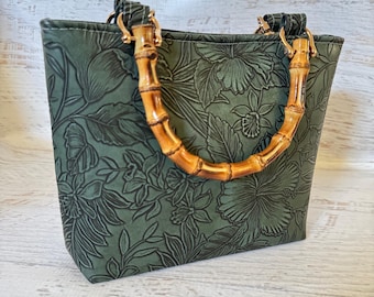 Paniola Kollektion: Grün - Vinyl-Einkaufstasche mit Prägung Hawaiian Print und Bambusgriffen