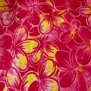 Hawaiian Fabrics - 77 - Plumeria - Roze - Geel - Quiltkatoen - Stof op maat gesneden - Aloha - Hawaiiaanse pint - Tropisch - Frangipani