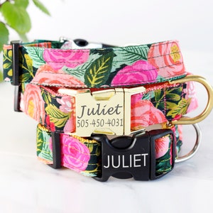 Collare per cani JULIET NAVY con sfondo scuro floreale / fibbia incisa in tessuto voile Rifle Paper Co. / targhetta identificativa personalizzata con fibbia incisa