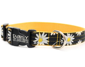 Collier pour chien floral BLACK DAISY | Collier pour animaux de compagnie en coton doux et mignon | Étiquette d’identification de boucle gravée personnalisée | Chien Girly à fleurs sauvages imprimé Boho des années 90