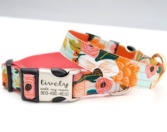 Puede incluir: Dos collares florales para perros. Uno es azul claro con flores naranjas, rosas y blancas. El otro es rosa coral. La hebilla metálica de un collar dice "lively call my mom 505-450-4031".