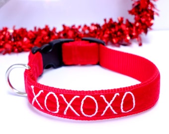 XOXOXO Velvet Hundehalsband - Valentine Hundehalsband - Hand bestickt Hundehalsband - Hugs & Kisses Hundehalsband - Süßes rotes Hundehalsband