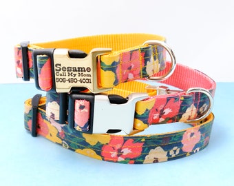Puede incluir: Dos collares para perros con estampados florales. El collar superior es amarillo con una placa de nombre dorada que dice "Sesame Call My Mom 508-450-4031". El collar inferior es un estampado floral multicolor.