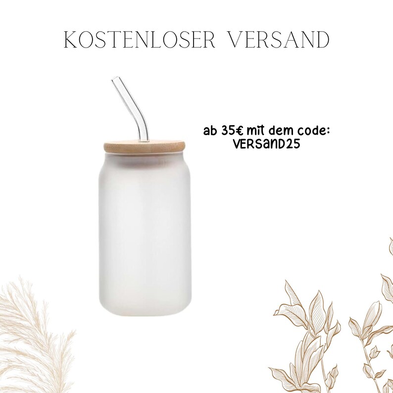 May include: A frosted glass tumbler with a bamboo lid and a clear glass straw. The tumbler has a cylindrical shape, and the lid is a light brown color. The text "KOSTENLOSER VERSAND" is at the top.