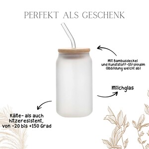 May include: A frosted glass tumbler with a bamboo lid and a clear straw. The text "PERFEKT ALS GESCHENK" is at the top. The tumbler is cold and heat resistant, from -20 to +150 degrees.