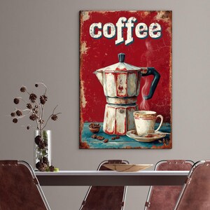 Könnte beinhalten: Ein Kaffee-Schild im Vintage-Stil mit dem Wort "coffee" in weißen Buchstaben. Das Bild zeigt eine weiß-rote Espressomaschine, eine Tasse und Untertasse sowie Kaffeebohnen auf einer blauen Oberfläche, alles vor rotem Hintergrund.
