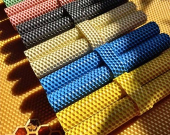 Handgemaakte gekleurde kegelkaarsen van bijenwas – set van 2, milieuvriendelijk