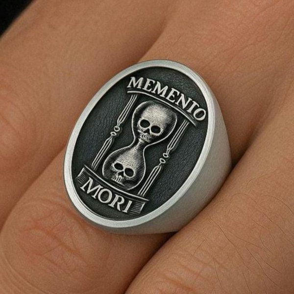Srebrny pierścień sygnetowy Memento Mori z motywem czaszki klepsydry i inicjałami, prezent świąteczny, spersonalizowana biżuteria srebrna, prezent dla niego
