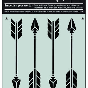 Puede incluir: Una plantilla con cuatro dise&ntilde;os de flechas negras sobre un fondo azul claro. La plantilla est&aacute; etiquetada como "Stencil 1" e incluye texto que promueve su uso para paredes, suelos y encimeras. El texto tambi&eacute;n incluye la frase "Embellece tu mundo".